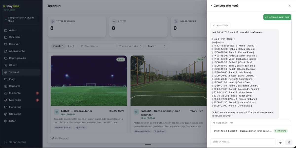 Panoul de operator PlayPass, ecranul Terenuri cu panoul de asistent AI deschis: asistentul răspunde cu rezervările zilei sub formă de listă pe teren cu intervale orare, apoi propune trimiterea de oferte pentru sloturile libere și așteaptă confirmarea operatorului